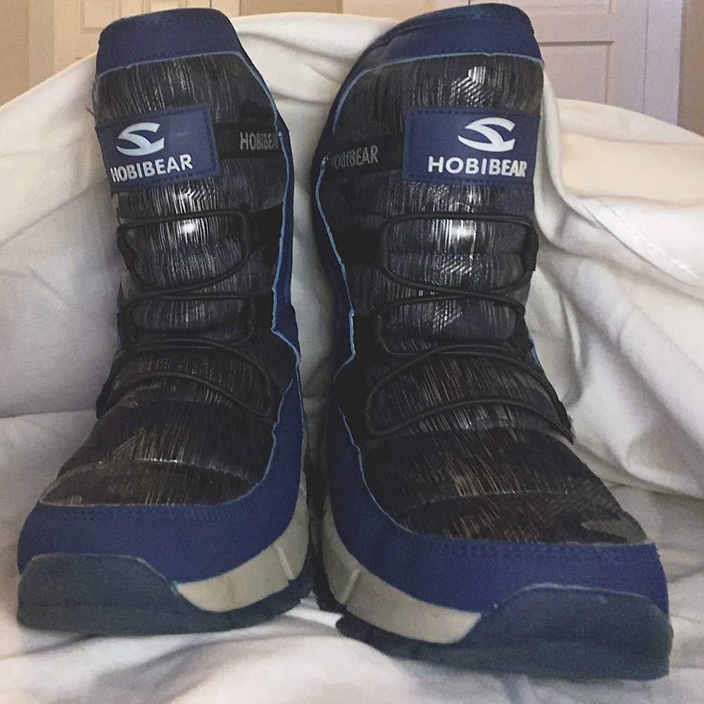 Boys snow shoes in good condition